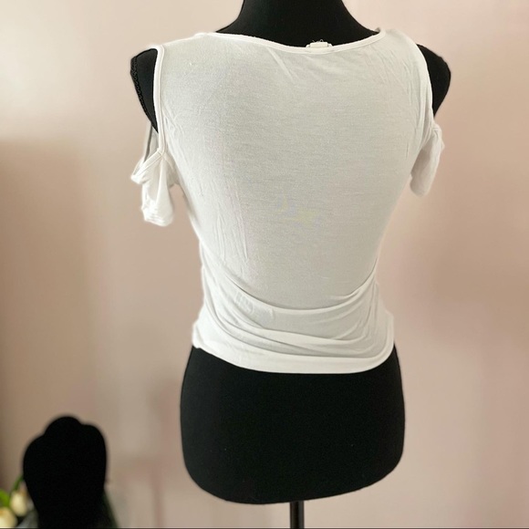 White crop top cut out shoulder - Picture 2 of 2